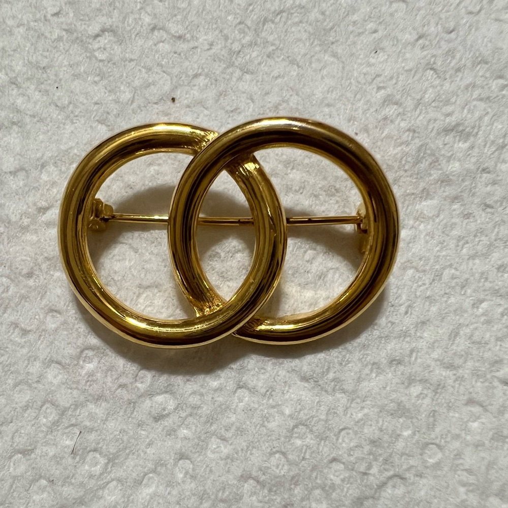 New View Brand Beautiful Gold Tone Brooch